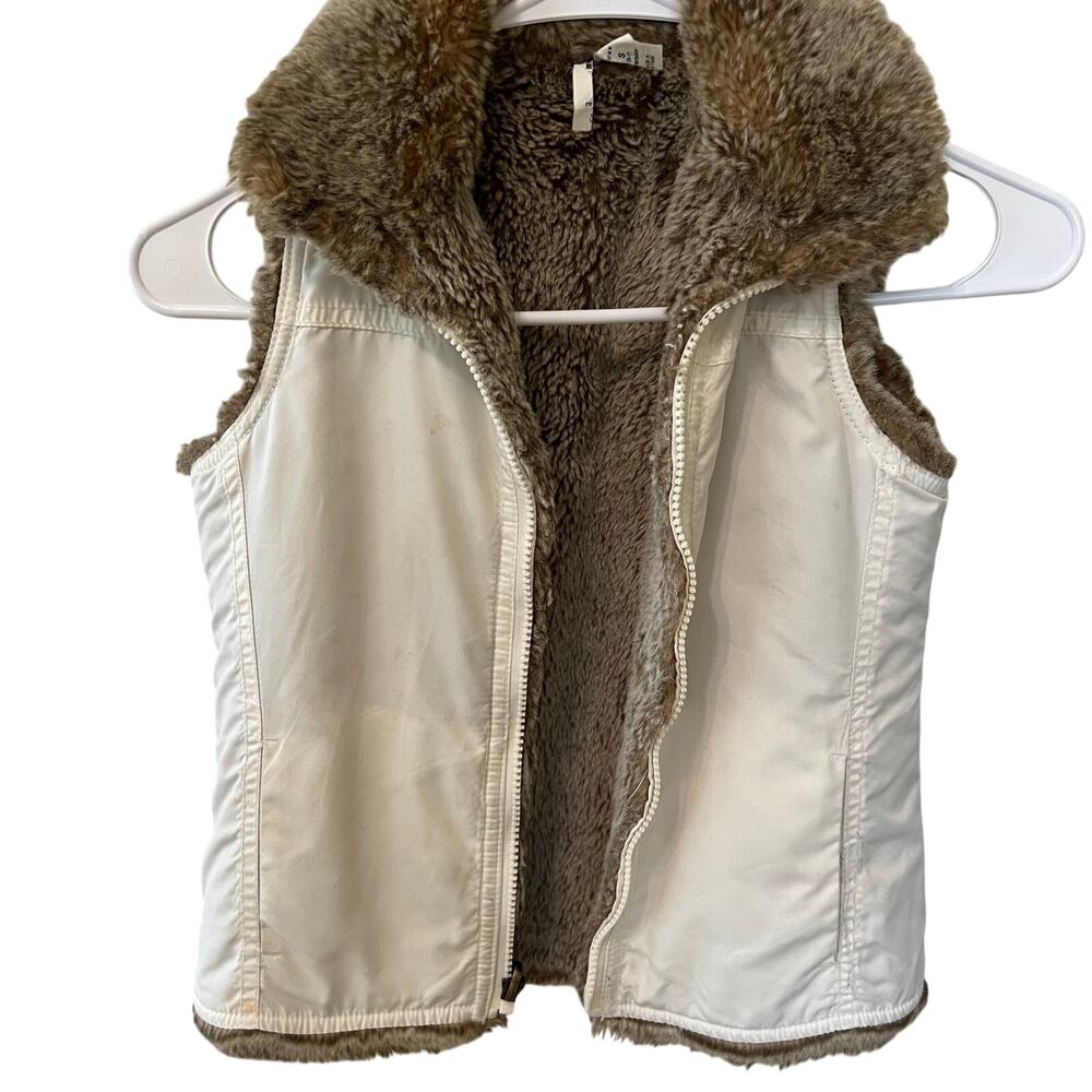 Gap Kids White Fur Lined Vest Size Small 6-7 EUC Reversible Fur & Cream Vest